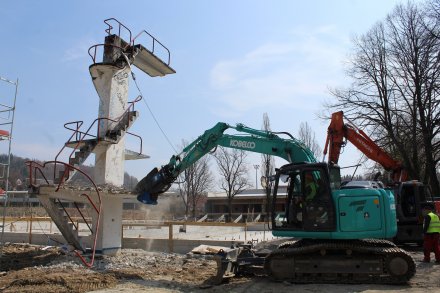 Wyburzanie wieży na basenie